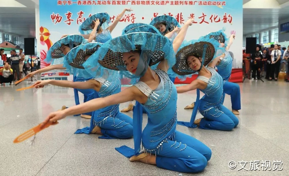 搭乘首發(fā)高鐵，海真珠珍珠粉抵達(dá)東方明珠